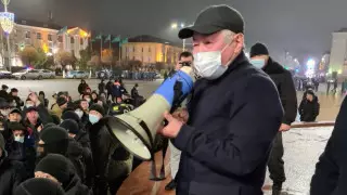 Сапарбаев рассказал о сожженных авто и пострадавших зданиях в Таразе