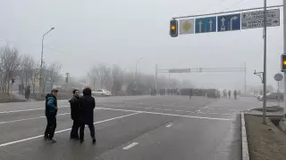 Новая толпа демонстрантов. Что происходит в районе "Алматы Арены"