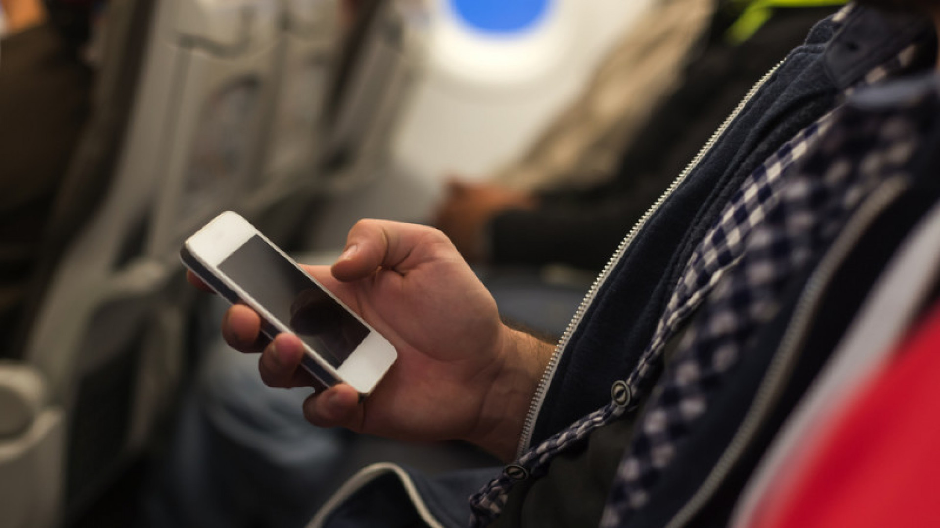 В самолетах можно зарядить телефон. Телефон в самолете. Мобильник в самолете. Гаджеты в самолете. В самолёте с мобильным телефоном.