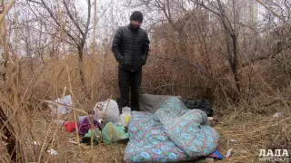 "Сломали жизнь". Мужчина из России поселился в камышах в Актау