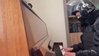 Казахстанский полицейский-пианист покорил Казнет