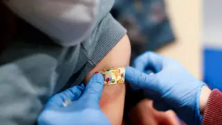 Отцу-антиваксеру запретили видеться с 12-летним сыном в Канаде