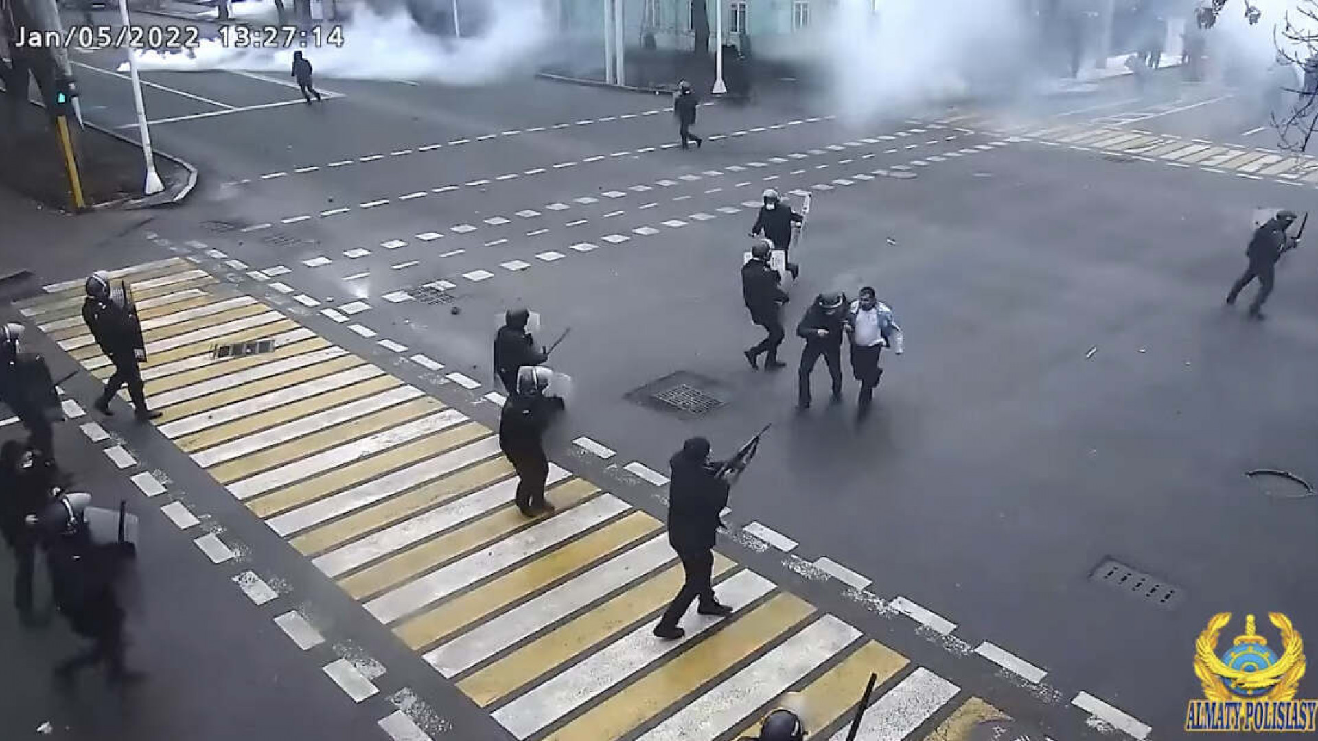 Первые кадры нападения на крокус. Беспорядки в Казахстане полиция 2022. Протесты в Казахстане 2022. Нападение на полицейского.