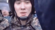 Видео уговоров гвардейца протестующими в Актобе появилось в Сети