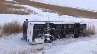 "Ветер сдувает автобусы". Массовое ДТП произошло на трассе Караганда - Темиртау
