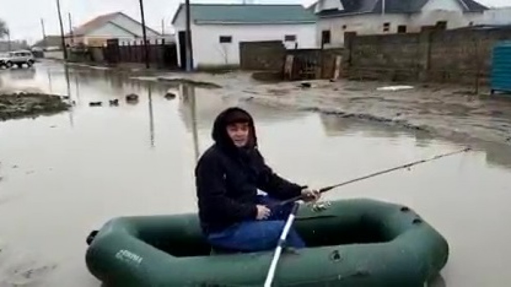 Мини-Венеция: жители Кызылординской области пересели на лодки после дождя