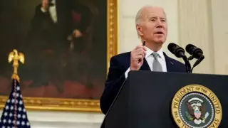 Байден пригрозил "отрезать" Россию от доллара в случае вторжения в Украину