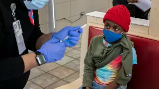 Ученые связали побочные реакции на вакцину с эффектом ноцебо