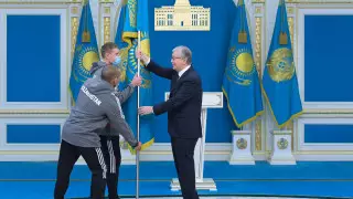 Токаев вручил флаг олимпийской и паралимпийской сборным Казахстана