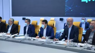 Премьер-министр поручил ускорить работу по возмещению ущерба бизнесу