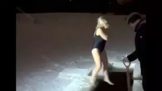 Женщина утонула в проруби на глазах у детей на Крещение