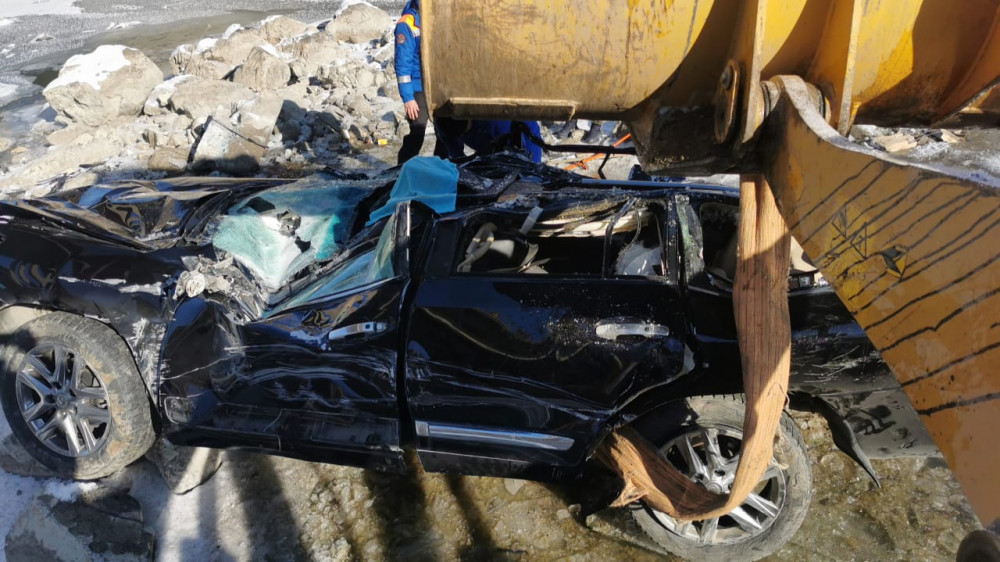 Внедорожник Lexus сорвался с моста на трассе за Талдыкорганом