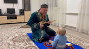 Немересіне Махамбет жыры мен Абай өлеңін айтып жүрген ата кім?