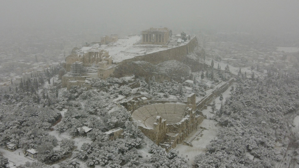 Сильный снегопад обрушился на курортные острова Греции