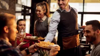 Туристов убедили отказаться от смартфонов в ресторане