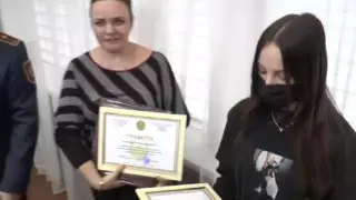 Алматинки рассказали, как помогли полицейским оторваться от разъяренной толпы