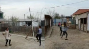 Ауыл балаларының ойынына комментатор болған жігіт Қазнетті тәнті етті