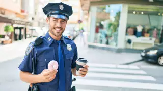 Полицейский завершил доставку еды вместо арестованного курьера