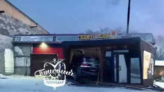 Кроссовер разнес придорожную точку по продаже фастфуда под Павлодаром