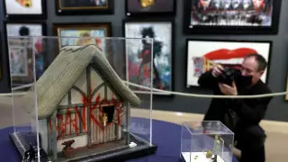 Миниатюру с граффити Бэнкси продали на аукционе