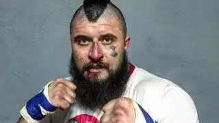 Боксер подрался с тренером после проигранного боя