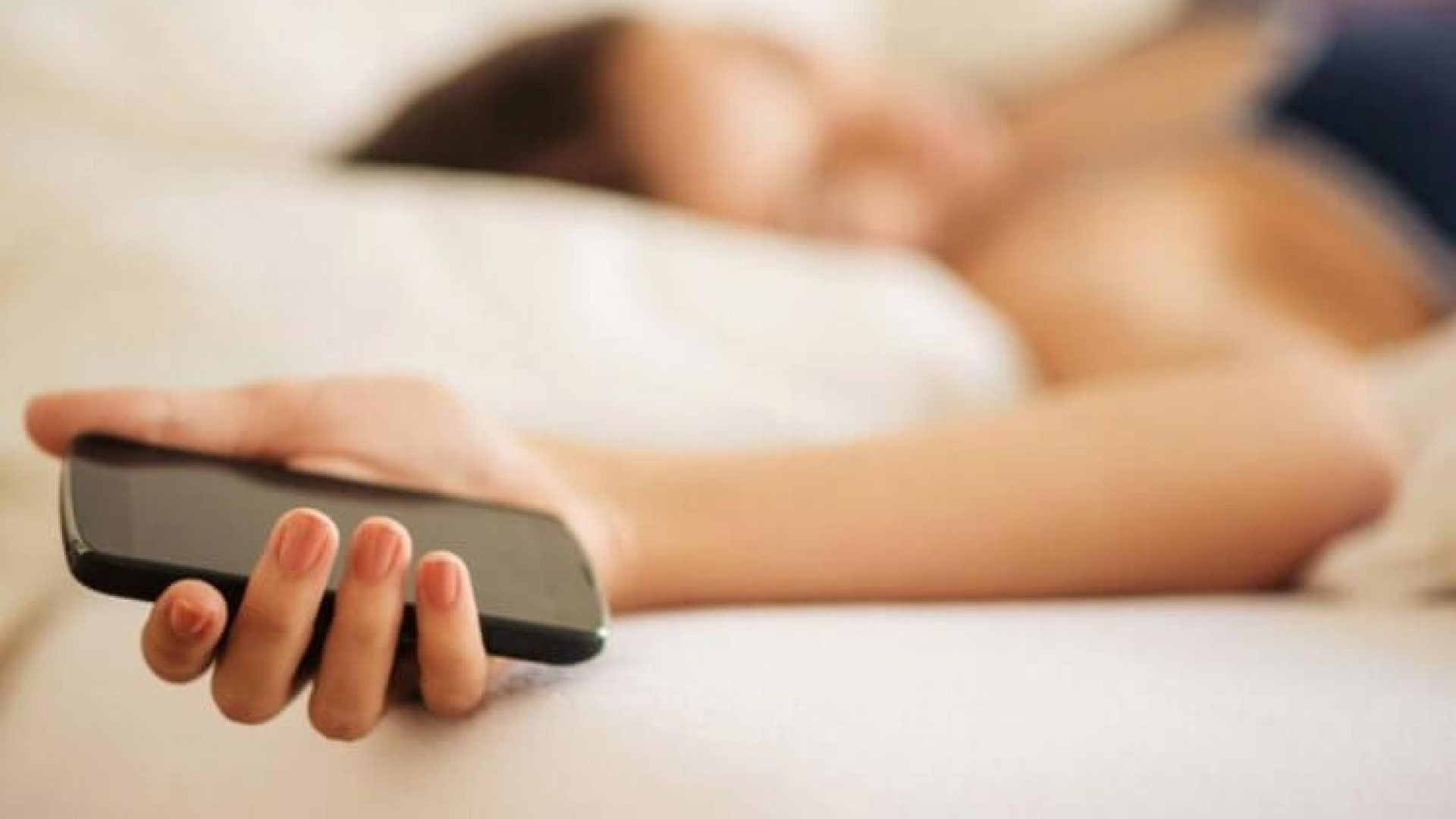 Телефоны рядом. Смартфон в постели. Уснул с телефоном в руках. Лежит в постели с телефоном. Телефон на кровати.