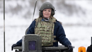 Глава МИД Великобритании Элизабет Трасс на танке в Эстонии. © No 10 Downing Street