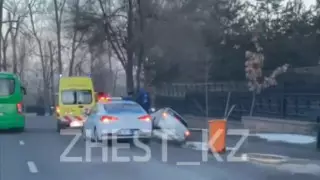 Машина врезалась в дерево в Алматы, водитель погиб
