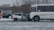 6 человек пострадали при лобовом столкновении автобуса и легковушки в Караганде