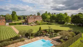 Поместье английского короля выставили на продажу