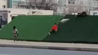 "Цветочное поле" за 15 миллионов тенге превратилось в горку для детей в Актау