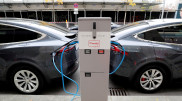 Tesla отзовет более 800 тысяч электромобилей в США