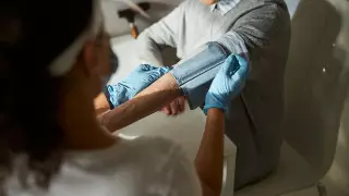 Врач рассказал о грубой ошибке при измерении давления