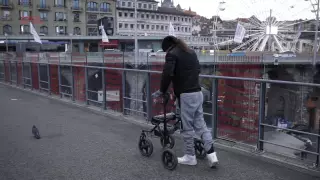 Человек с разорванным спинным мозгом впервые смог ходить с помощью импланта