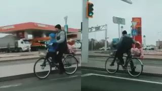 В Кызылорде собирают деньги на авто отцу, везшему детей на велосипеде в мороз