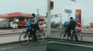 В Кызылорде собирают деньги на авто отцу, везшему детей на велосипеде в мороз