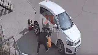 Перепутала переключения коробки передач: наезд на ребенка попал на видео в Актау