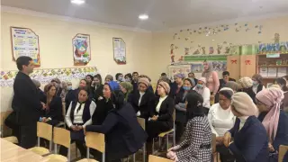 В Узбекистане министр приехал к учителям, которых заставили извиняться перед родителями