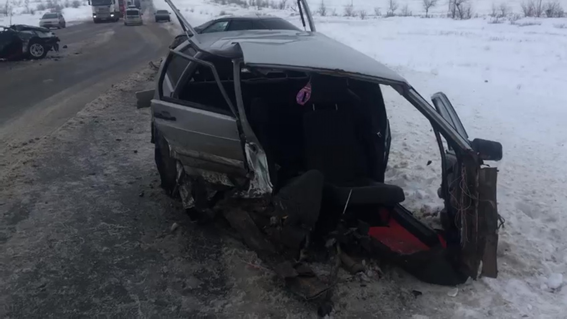 Lada разорвало на две части в аварии в Актюбинской области: 14 февраля 2022  12:51 - новости на Tengrinews.kz