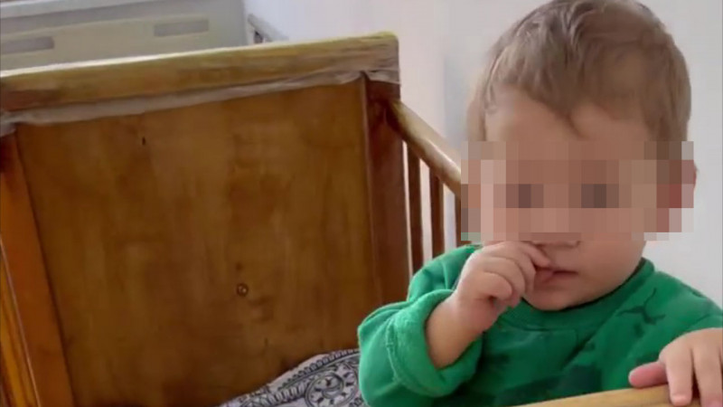 Брошенного в больнице Алматы 2-летнего мальчика перевели в Дом ребенка