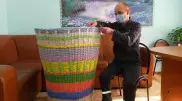 "Хотел скрасить свои серые будни": огромную корзину из бумаги сплел осужденный в Карагандинской области