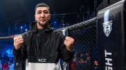 Казах из Омска встал после нокдауна и выиграл бой на турнире по ММА
