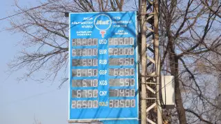 Доллар продают по 466 тенге в обменниках