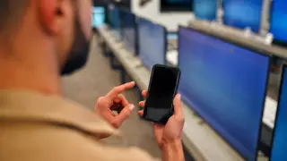 Заставляли прохожих брать кредиты: 3 группы парней поймали в Актобе