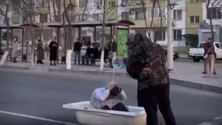 Устроивших купание в ванне посреди дороги задержали в Актау