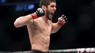 Ислам Махачев выиграл нокаутом главный бой турнира UFC