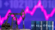 Нефть растет на рисках вокруг поставок из-за санкций против России