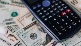 Стоит ли казахстанцам продавать тенге и покупать доллары, рассказали эксперты