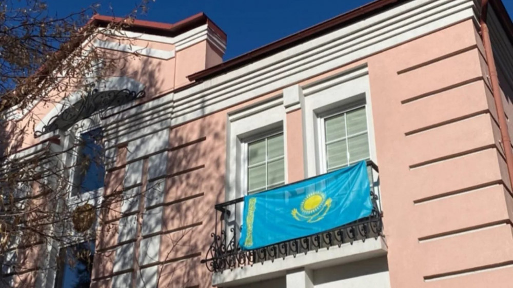 Казахстанцев в Украине попросили срочно связаться с посольством