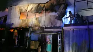 В миллионы тенге оценили ущерб от пожара на рынке "Алтын Арба" в Караганде